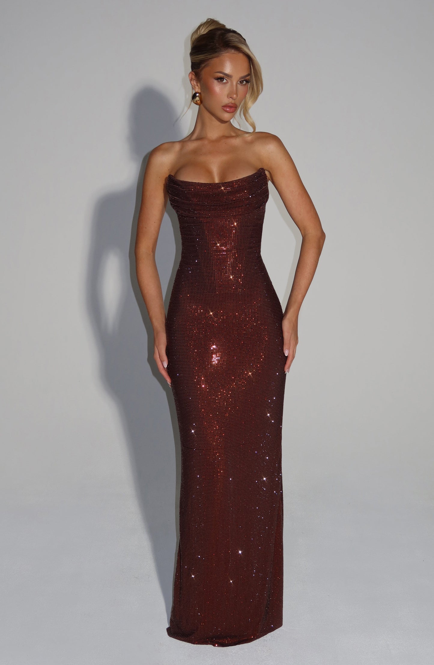Sukienka maxi Virella z eleganckimi cekinami